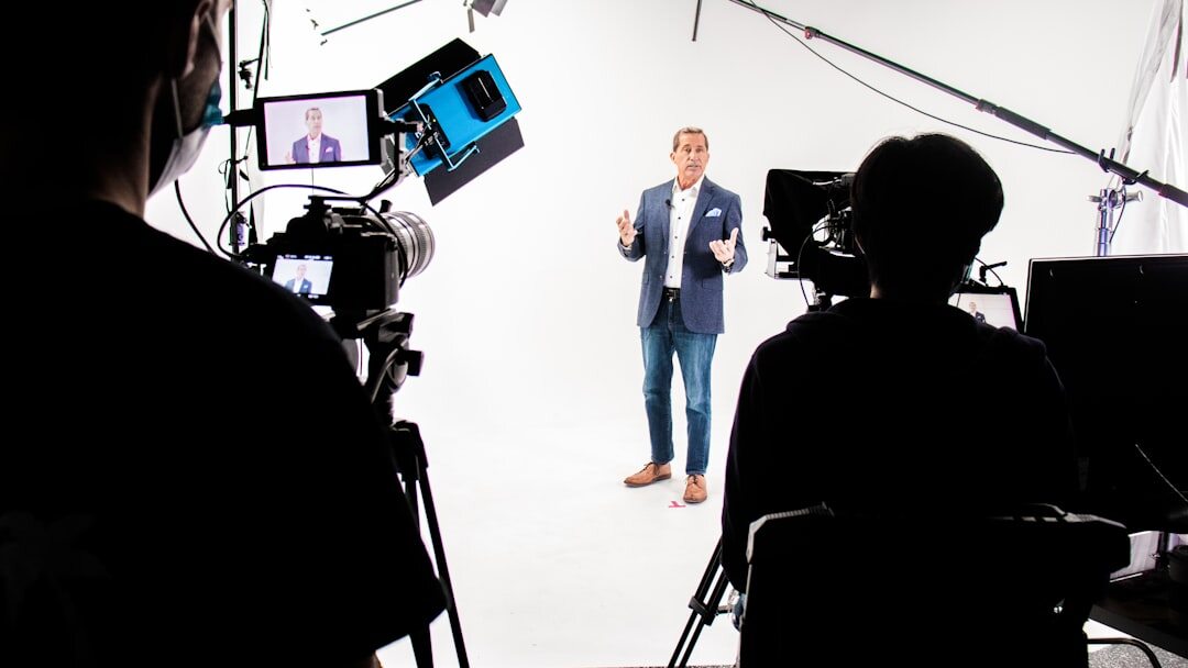Modernt videoproduktionsstudio med professionell utrustning