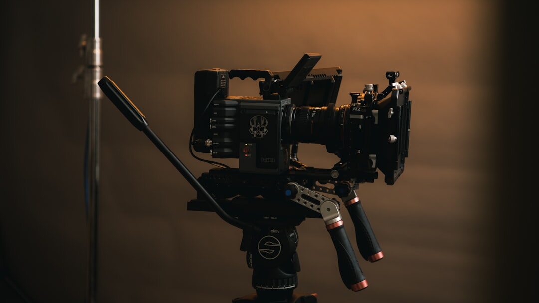 Professionell filmregissör kontrollerar kamera i studio