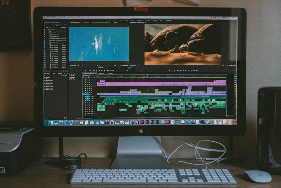 Videoredigerare arbetar vid datorskärm med redigeringsprogram