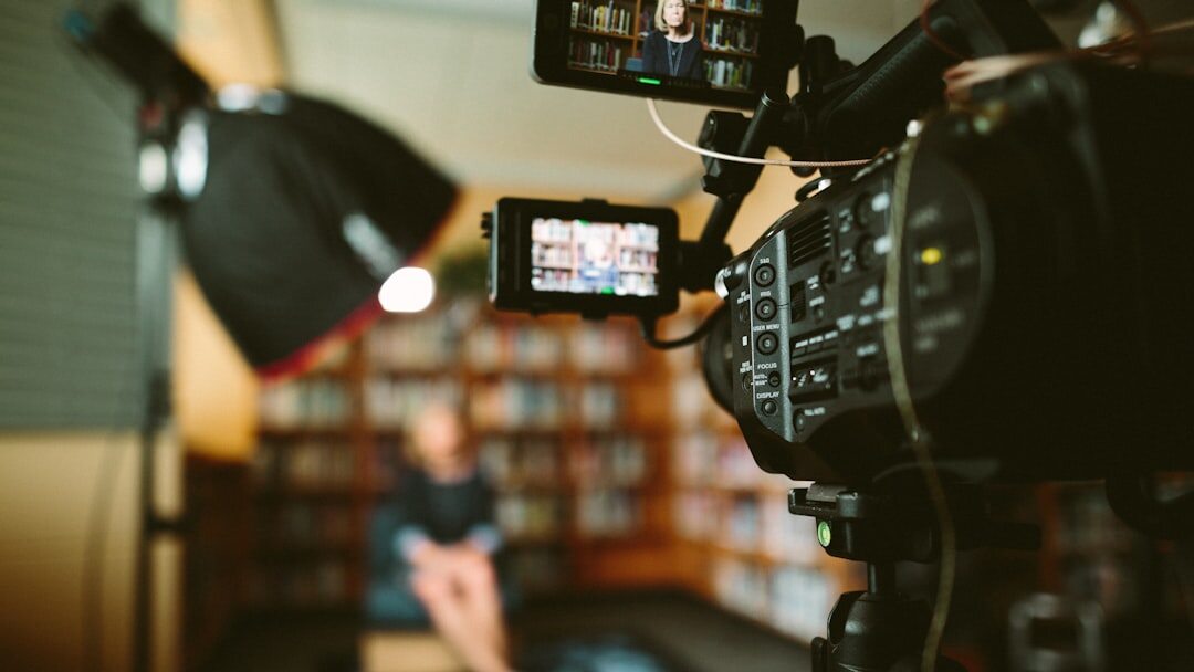 Videoredigeringsskärm med professionell redigeringsprogramvara