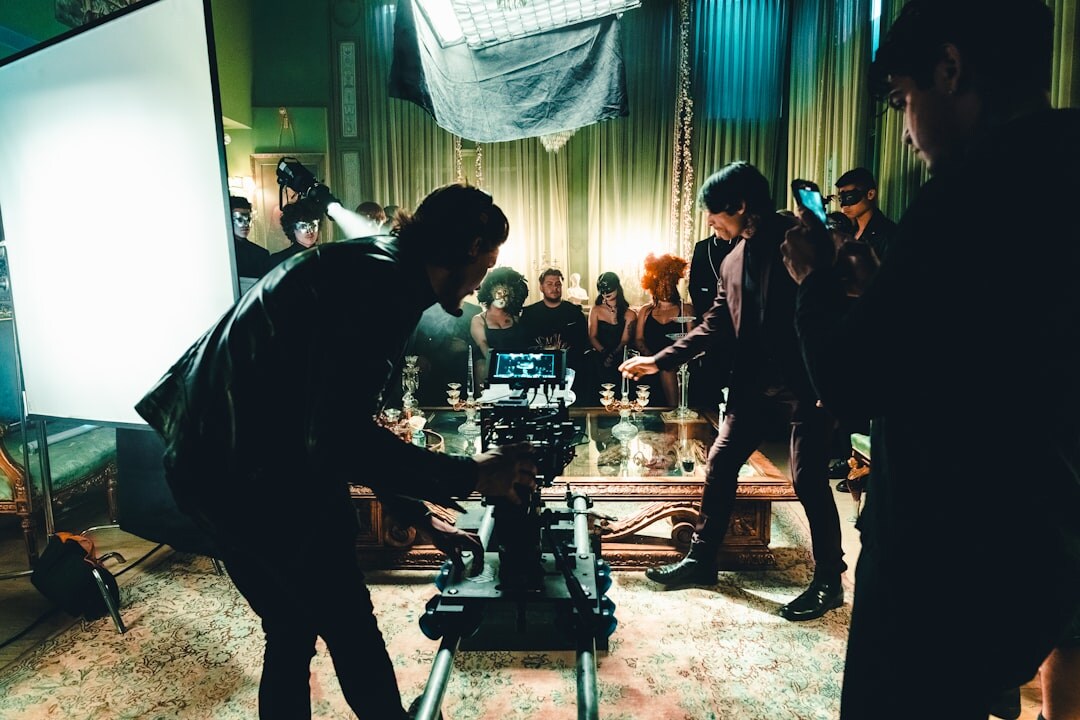 Filmproduktionsteam bakom kulisserna på en inspelning